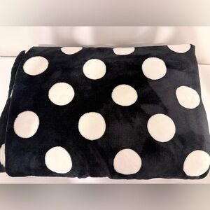 Lug Cuddle Throw
